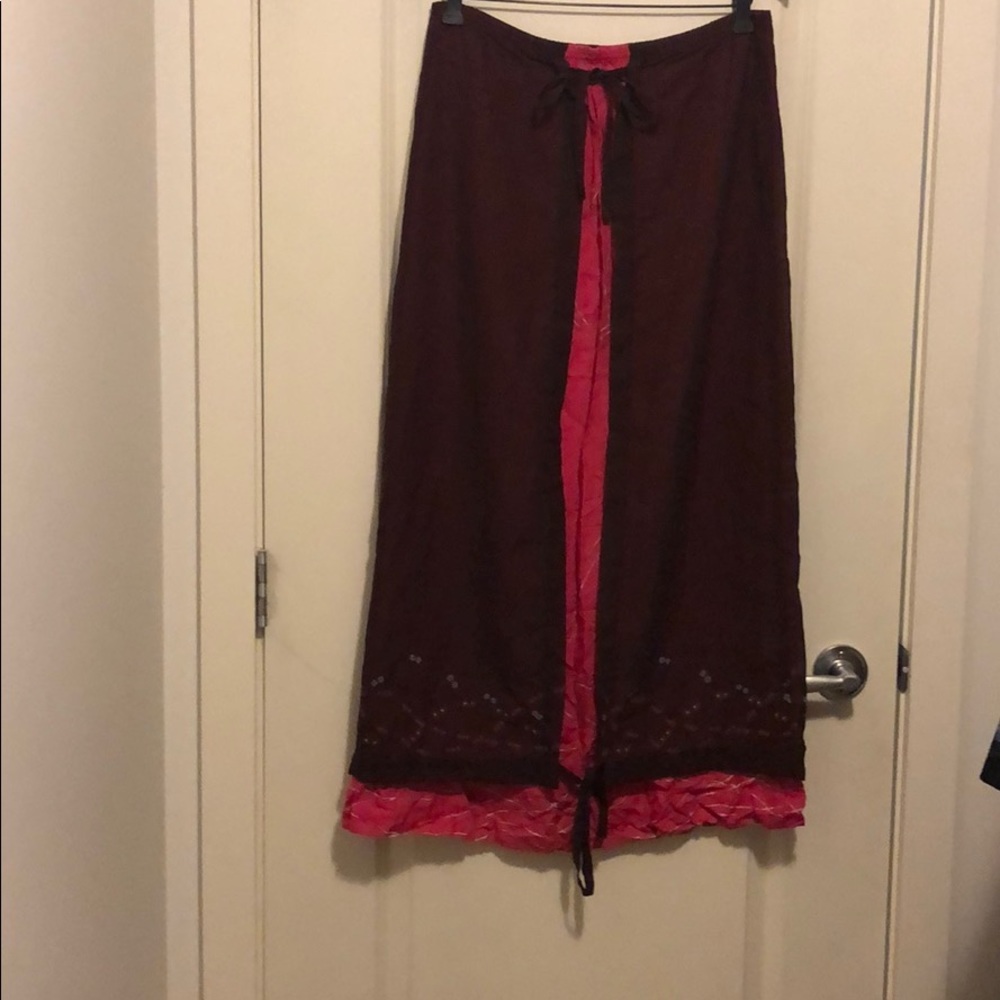 One piece with an elastic in the waist.